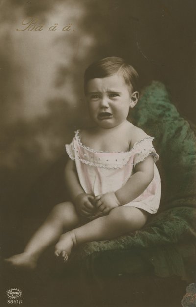 Postkort af en grædende dreng, sendt i 1913 (håndkoloreret foto) af German Photographer