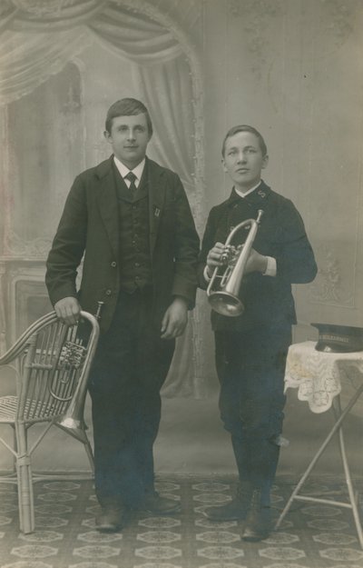 Postkort af to unge mænd med trompeter, den ene i Heilsarmee-uniform, sendt i 1913 (s/h-foto) af German Photographer