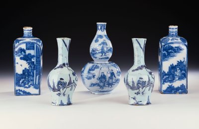 Et udvalg af Frankfurt blå og hvid keramik i kinesisk stil, herunder to Frankfurt blå og hvid spritkolber, et par Frankfurt ottekantede Yan Yan vaser og en Frankfurt blå og hvid dobbelt græskar vase, ca. 1700-10 (keramik ) af German School