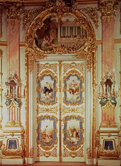 Dør til porcelænsrummet med fire paneler, der forestiller klassiske scener af Meissen og et, der forestiller en teaterforestilling af German School