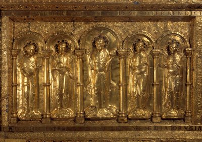 Foran alteret i Cathedrale of Bale Around the Benching Christ, de tre ærkeengle (Michael, Gabriel og Raphael) og Saint Benedict of Nursie, og ved hans fødder sagde kejser Henrik II, at den hellige (973-1024) og Imponer Cunegonde (975-103 af German School