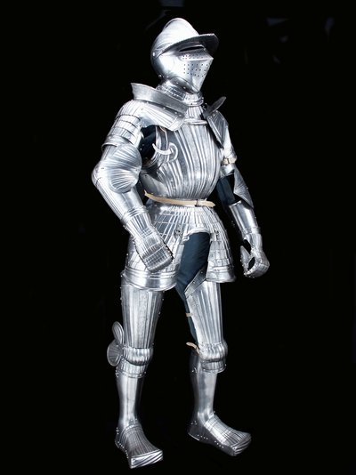 "Maximilian" feltpanser fra "Fico"-gruppen, med tilhørende hjelm, ca. 1525-30, dekoreret ca. 1805 (ætset stål med moderne læder og restaureringer) af German School