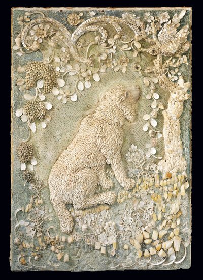 En af et par Louis XV siddende hunde modelleret i relief, inden for en grotte-lignende omkreds af German School