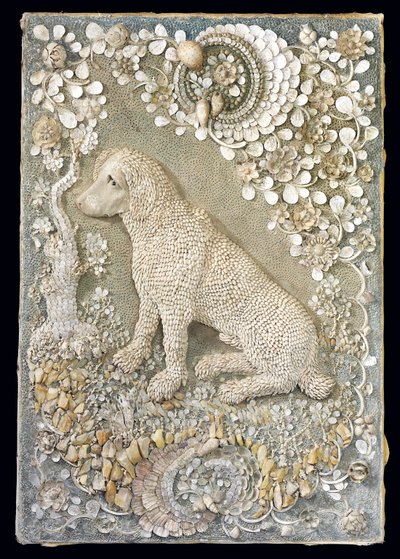 En af et par Louis XV siddende hunde modelleret i relief, inden for en grotte-lignende omkreds (skalværk, koraller, kvarts og farvet gesso) (se også 375094) af German School