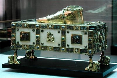 Bærbart St. Andrew-alter, også kendt som Egbert-helligdommen, lavet af guldsmedeværkstedet, der er patroniseret af ærkebiskop Egbert af Trierm ca. 980-990 (guld og emalje) af German School