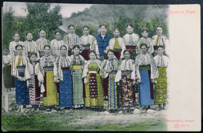 Postkort, der forestiller rumænsk traditionel dragt i regionen Arges, ca. 1900-10 af German School