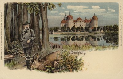 Postkort, der forestiller en mand med en skudt kronhjort med Moritzburg Slot i baggrunden af German School