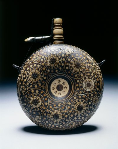 Pulverkolbe, ca. 1620-50 (valnød med horn, ben, messing og jern) af German School