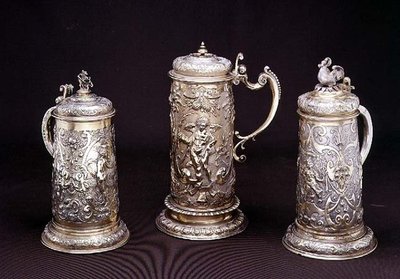Sølv forgyldt cylindrisk tankard af Paul Hubner, Ausburg 1590; sølv-forgyldt cylindrisk tankard af Tobias Kramer, Ausburg 1620; pakke forgyldt cylindrisk tankard af Paul Hubner, Ausburg 1590, 16.-17. af German School