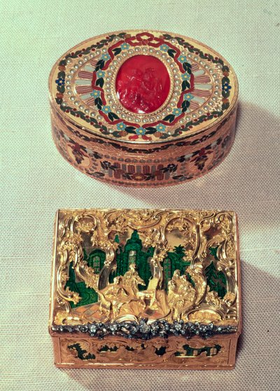 Top: Guldsnusboks indlagt med forskellige sten med en cornelian cameo i midten med amorini, muligvis af J. C. Neuber fra Dresden. Nederst: Snusdåse i guld med grupper af figurer i rokoko-rulleværk af German School