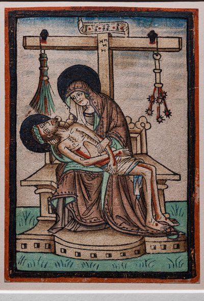 Vesperbild, akvarel træsnit af tysk gravør, ca. 1450. Symbolerne på Kristi lidenskab hænger fra korset. af German School