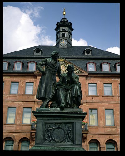 Udsigt over det nye rådhus og Brødrene Grimm-monumentet af German School