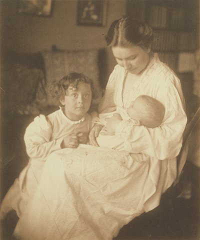 [Mor i morgenkåbe, siddende, med spædbarn og lille søn]. af Gertrude Käsebier