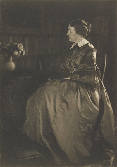 [Selvportræt med bord og blomster]. af Gertrude Käsebier