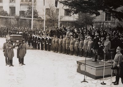 Benito Mussolini leder en statsbegravelse af en Garibaldi-soldat (s/h-foto) af Giacomelli Giacomelli