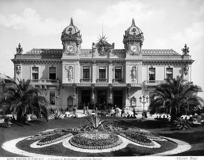 Facaden af Monte Carlo Casino. En flok mennesker animerer trappen ved indgangen af Giacomo Brogi