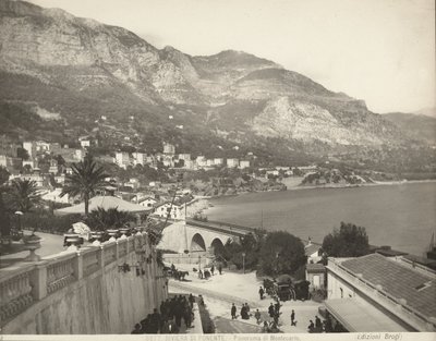 Panoramaudsigt over Montecarlo i Monaco. Scenen viser forskellige forbipasserende; til venstre ses et nærbillede af en marmorbalustrade af Giacomo Brogi