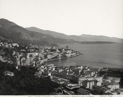 Udsigt over Condamine og Montecarlo, to befolkede byer med udsigt over havet. Billedet er taget fra Monaco af Giacomo Brogi