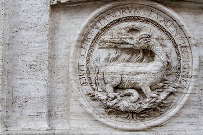 Våbenskjold på facaden af St. Louis af den franske kirke af Giacomo della Porta