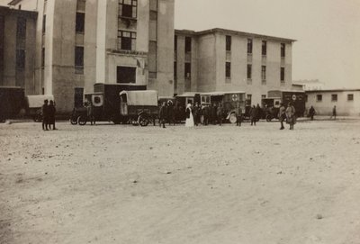 Album "Pictures of War II": Italienske soldater og Røde Kors ambulancer i Gradisca Sagrado, Gorizia, Italien (s/h foto) af Gigliucci Gigliucci