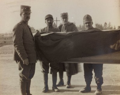 Album "Pictures of War II": Italienske soldater bærer kisten til en falden fra Den Store Krig (s/h foto) af Gigliucci Gigliucci