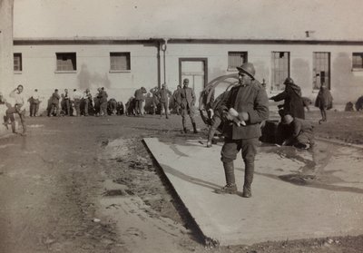Album "Pictures of War II": Italienske soldater i Gradisca Sagrado, Gorizia, Italien (s/h foto) af Gigliucci Gigliucci