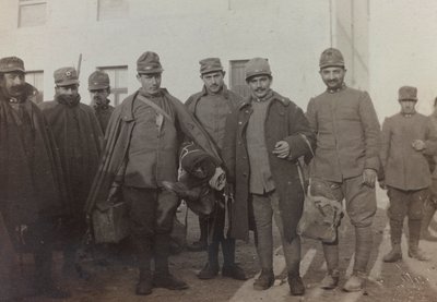 Album "Pictures of War II": Italienske soldater i Gradisca Sagrado, Gorizia, Italien (s/h foto) af Gigliucci Gigliucci