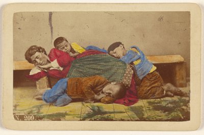 [Sigøjnermor og tre børn sover på en bænk og på jorden]. af Giorgio Conrad