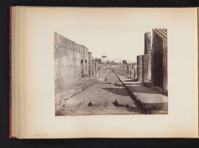 Udsigt over Strada della Abbondanza i Pompeji, Italien Strada della Abbondanza. Pompeji (titel på objekt) af Giorgio Sommer (attributed to)