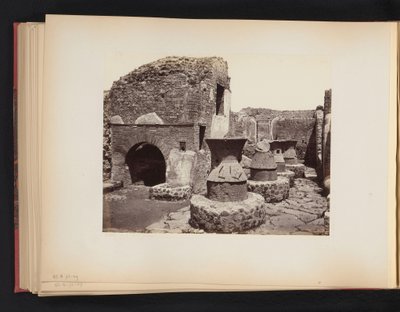 Ruinerne af et bageri i Pompeji Casa di fornai Pompei (titel på objekt) af Giorgio Sommer (attributed to)