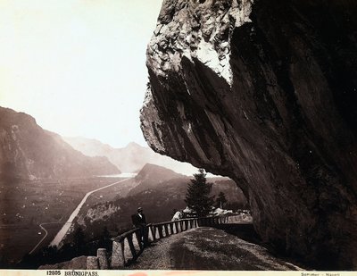 En vej i Brünigpass-bjergene i Schweiz af Giorgio Sommer