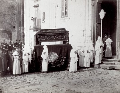 Begravelsesoptog af San Francesco-kongregationen i Napoli. I forgrunden foran en kirke ledsager talrige 