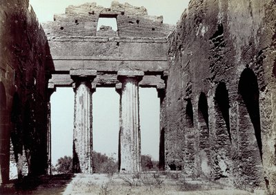 Interiør af Concordia-templet i Templernes Dal i Agrigento. I forgrunden to doriske søjler; i siderne en buet perimetermur af Giorgio Sommer