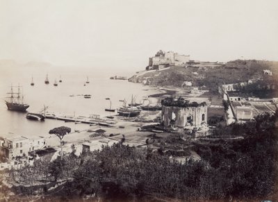 Panorama over den maleriske Baia -bugten (Napoli), prikket med sejlbåde. I forgrunden, overfor den lille kaj, er Venus tempel. I baggrunden, der ligger på et udgang, er det sekstende århundredes borg i Viceroy af Giorgio Sommer