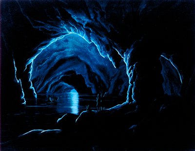 Reproduktion af en gravering af den blå grotte på øen Capri. Inde i grotten hilser tre mænd på kanten af en afsats på en fjerde mand, der kommer ud af grotten med sin båd. Han er pr af Giorgio Sommer