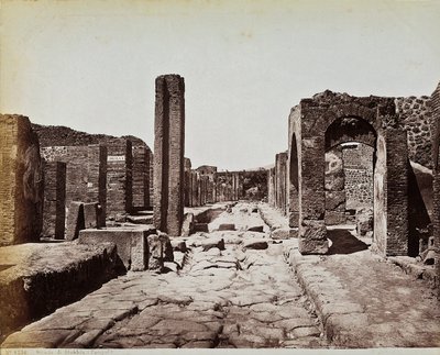 Strukturelle ruiner langs Strada di Stabia, ved det arkæologiske sted Pompeji af Giorgio Sommer