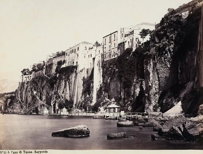 Huset af Tasso skyer over havet i Sorrento af Giorgio Sommer