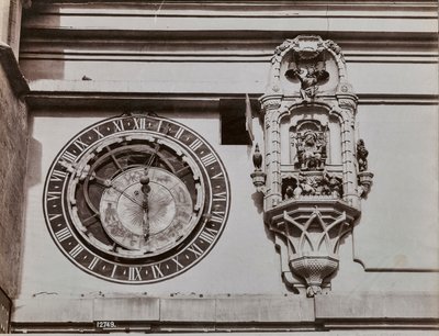 Kvadranten af klokketårnet i Bern, af Kaspar Brunnen (1527-1530). Ved siden af det astronomiske ur en aviskiosk, der indeholder statuetter, der tændes af selve urets mekanisme fire minutter før klokken slår timen af Giorgio Sommer