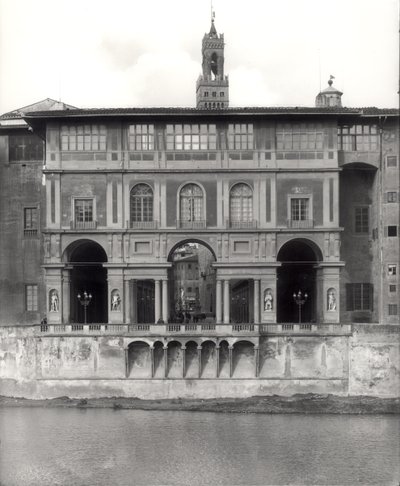 Facaden af Uffizi-galleriet på Lungarno Torrigiani af Giorgio Vasari