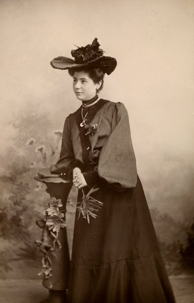 Portræt af elegant dame med hat af Phillipe de Marlier