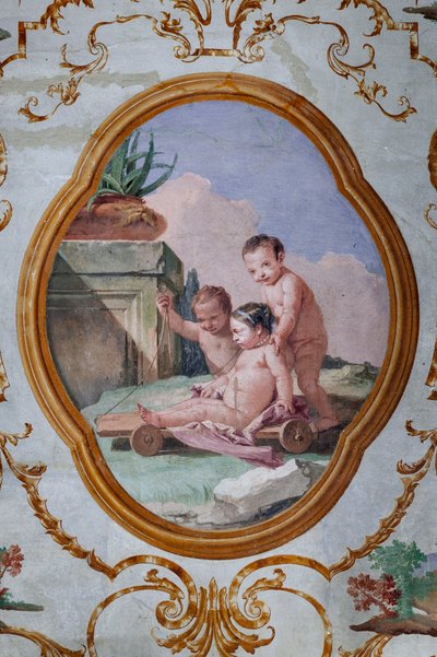 Gæstelogi, Puttis værelse, medaljon med putti: "Tre putti og en vogn" af Giovanni Battista Tiepolo