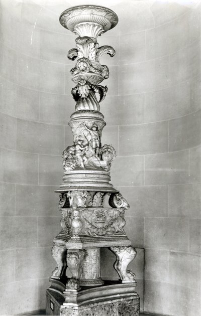 Kandelabre designet af Piranesi på grundlag af antikke romerske stykker til sin egen grav (marmor) af Giovanni Battista Piranesi