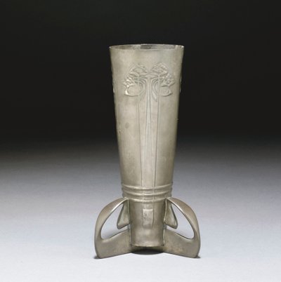 En Tudric tin vase af Giovanni Bigatti