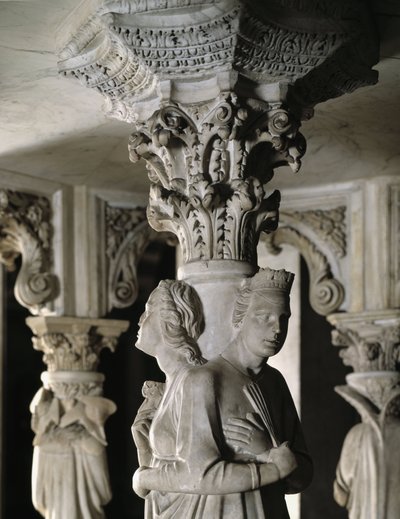 Detalje af de skulpturelle grupper, der understøtter stolen, realiseret af Giovanni Pisano (1248-1314): Theologales Vertus (Detalje af skulpturerne, der understøtter marmorprædikestolen, de teologiske dyder) 1302-1311 Cathedrale de Pisa (Duomo di Pisa), It af Giovanni Pisano