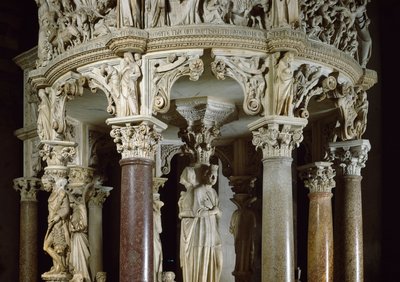 Teologiske dyder og Hercules til venstre Detalje af skulpturelle grupper, der støtter prædikestolen. Marmorskulptur af Giovanni Pisano (1248-1314). 1302-1311 Cathedrale of Pisa (Duomo di Santa Maria Assunta di Pisa), Italien af Giovanni Pisano