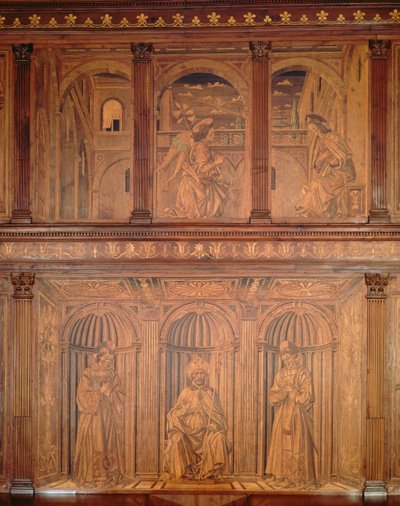 Skabe efter restaurering i Nordsacristiet (Sacrestia delle Messe), der viser bebudelsen og en biskop på tronen (indlagt træ) (se 143298) af Giuliano da Maiano