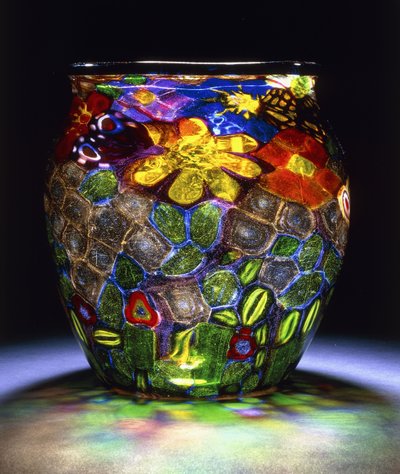 En Murrhine glasvase, med fire sommerfugle, blomster og blade, ca. 1918 (glas dekoreret i Murrhine teknik) af Giuseppe Barovier