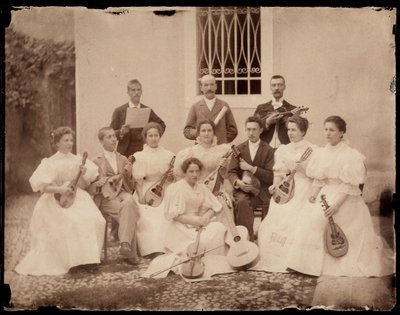 Gruppeportræt af siddende musikere, ca. 1900 af Giuseppe Wulz