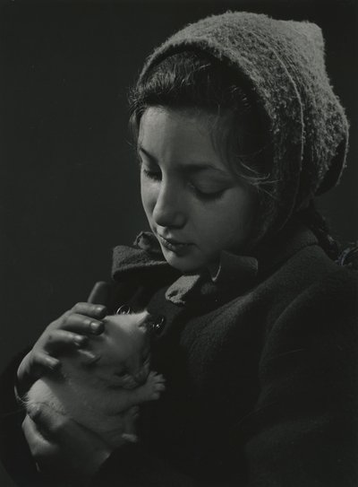 Pige med en hvid killing i armene. Begyndelsen af 1950