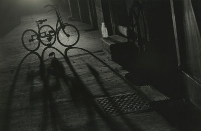 Silhuet af en trehjulet cykel om natten af Godfrey Macdominic